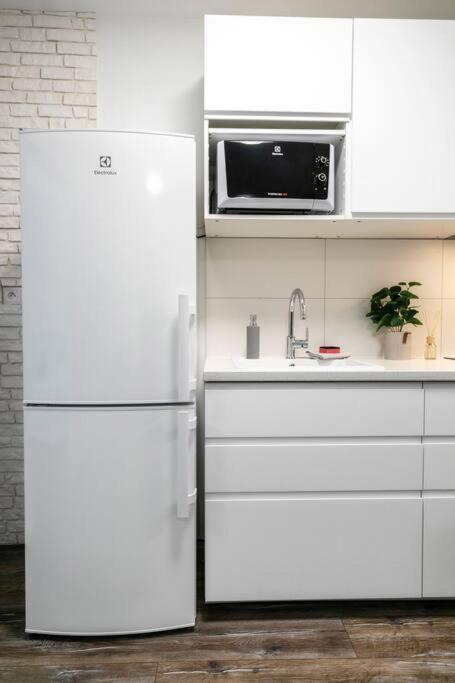 Alure Residences 1 & 24H Self Check-In, Free Parking In Front Of The Apartment Building, New Building, Terrace, Cafe With Breakfast In The Apartment Building, Next To The Aqua Park Banska Bystrica Ngoại thất bức ảnh