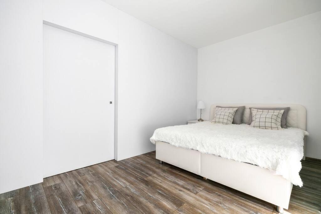 Alure Residences 1 & 24H Self Check-In, Free Parking In Front Of The Apartment Building, New Building, Terrace, Cafe With Breakfast In The Apartment Building, Next To The Aqua Park Banska Bystrica Ngoại thất bức ảnh