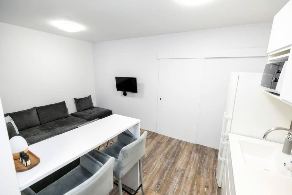 Alure Residences 1 & 24H Self Check-In, Free Parking In Front Of The Apartment Building, New Building, Terrace, Cafe With Breakfast In The Apartment Building, Next To The Aqua Park Banska Bystrica Ngoại thất bức ảnh