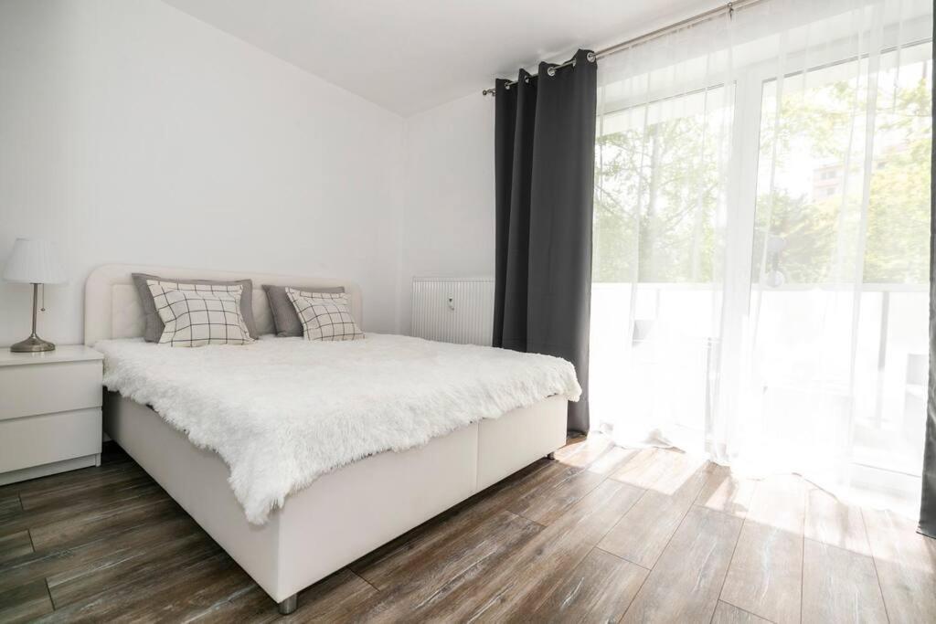 Alure Residences 1 & 24H Self Check-In, Free Parking In Front Of The Apartment Building, New Building, Terrace, Cafe With Breakfast In The Apartment Building, Next To The Aqua Park Banska Bystrica Ngoại thất bức ảnh