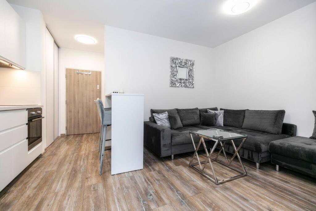 Alure Residences 1 & 24H Self Check-In, Free Parking In Front Of The Apartment Building, New Building, Terrace, Cafe With Breakfast In The Apartment Building, Next To The Aqua Park Banska Bystrica Ngoại thất bức ảnh