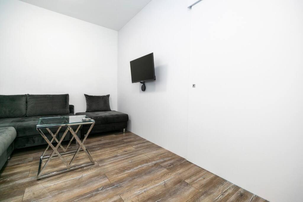 Alure Residences 1 & 24H Self Check-In, Free Parking In Front Of The Apartment Building, New Building, Terrace, Cafe With Breakfast In The Apartment Building, Next To The Aqua Park Banska Bystrica Ngoại thất bức ảnh
