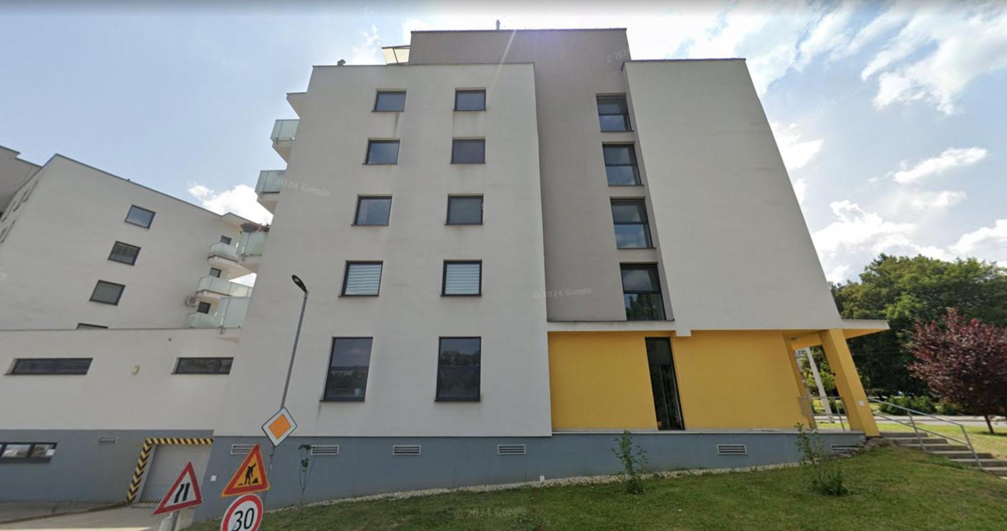 Alure Residences 1 & 24H Self Check-In, Free Parking In Front Of The Apartment Building, New Building, Terrace, Cafe With Breakfast In The Apartment Building, Next To The Aqua Park Banska Bystrica Ngoại thất bức ảnh